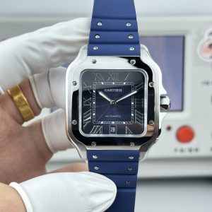 GF-Santos Tape Edition Authentic mold casting, latest Cartier Santos 1⃣️【Case】Mold-cast case featuring premium imported 316L stainless steel! 2⃣️【Dial】Mold-cast dial! 3⃣️【Hands】Swiss-crafted blued hands—the closest replica to genuine blued steel! 4⃣️【Glass】Swiss anti-reflective coating with anti-fingerprint and scratch resistance! AF-processed for flawless finish! 5⃣️【Strap】Features ergonomic SmartLink detachable system. Includes one premium-feel fluororubber strap perfectly interchangeable with the original. 6⃣️【Dimensions】Men's size: 39.8mm x 47.5mm, achieving near-perfect alignment with the original. 7⃣️【Crown】Multi-faceted sapphire crystal crown molded to ensure genuine interchangeability with original components.Features two practical Cartier inventions: the "SmartLink" bracelet adjustment system and the "QuickSwitch" strap replacement mechanism! 【Case diameter: 39.8mm, Thickness: 9.08mm】